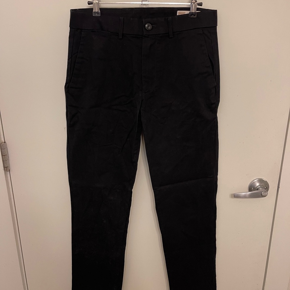 Gap Modern Khakis in Slim Fit with GapFlex
Color: True Black
Size: 30W / 32L